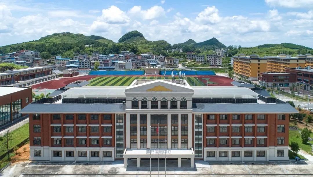 DeepSeek告诉你，，，，，报读贵州铜仁数据职业学院的10大优势！